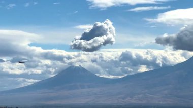 Gün boyunca bir uçak iniyor, Ararat Dağı 'nın arka planına karşı bir uçak kenar manzaralı bir uçak. Yüksek kalite 4k