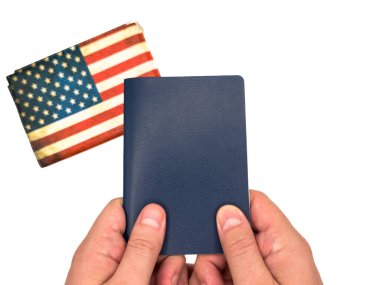 Amerika Birleşik Devletleri pasaport defteri üzerinde Amerikan bayrağı olan bir masada. Seyahat, uçmak ve iş yapmak için ABD pasaportu. ABD belgesi, sınırı geçmek için kimlik. Yüksek kalite