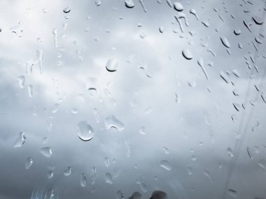 Pencerede yağmur damlaları, şehirde yağmur bulutlu hava, yağmurdan sonra ıslak pencere. Yüksek kalite