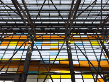 Erivan Ermenistan - 11.09.2025: Erivan 'daki Zvartnots Havalimanı' nın çatısı, kalkış kapıları, havaalanı binası ve yeni havaalanı üzerinden şehre gidiş ve gidiş. Yüksek kalite