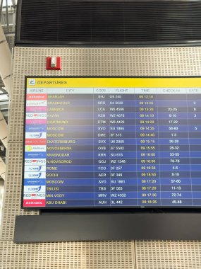 Erivan Ermenistan - 11.09.2025: Erivan 'daki Zvartnots Havalimanı' nda kalkış ve varış kurulu, havaalanı binası, gidiş ve gidiş. Yüksek kalite