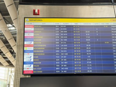 Erivan Ermenistan - 11.09.2025: Erivan 'daki Zvartnots Havalimanı' nda kalkış ve varış kurulu, havaalanı binası, gidiş ve gidiş. Yüksek kalite