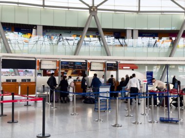 Erivan Ermenistan - 11.09.2025: Erivan 'daki Zvartnots Havalimanı' nda kayıt gişeleri, uçuş girişleri, bilet alımları, seyahat haberleri. Yüksek kalite