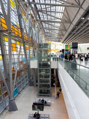 Erivan Ermenistan - 11.09.2025: Erivan 'daki Zvartnots Havalimanı' nda şeffaf bir asansör, havaalanı binası, yeni havaalanı üzerinden şehre gidiş ve gidiş. Yüksek kalite