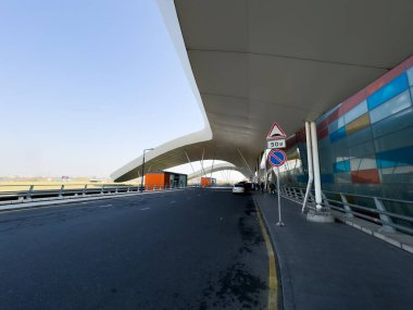 Erivan Ermenistan - 11.09.2025: Erivan 'daki Zvartnots Havalimanı' nın ana girişi, kalkış kapıları, havaalanı binası ve yeni havaalanı üzerinden şehre gidiş ve gidiş. Yüksek kalite