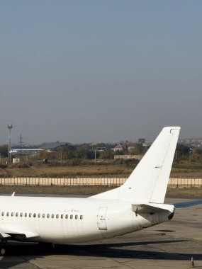 Erivan Ermenistan - 11.09.2025: Erivan 'daki Zvartnots Havalimanı' nda terk edilmiş eski bir beyaz yolcu uçağı, terk edilmiş bir havaalanı, terk edilmiş bir havaalanı manzarası.