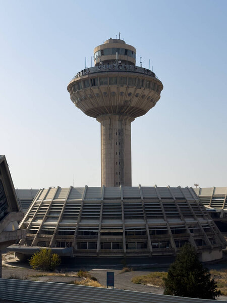 Ереван - 11.09.2025: Старый аэропорт "Звартноц" в Ереване, башня управления воздушным движением, заброшенный аэропорт, вид на старое здание заброшенного аэропорта. Высокое качество