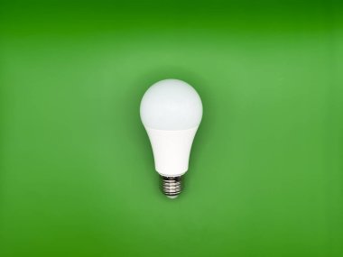 Modern LED lamba, elektrik tasarrufu. Tungsten ampul lambası. Çalışmayan ampul, kırık ampul. Işık ve karanlık kavramı, fikir, elektrik kopyalama alanı, yeşil arkaplan. Yüksek kalite