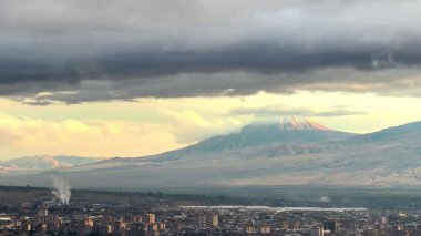 Yağmur sırasında bulutlu havada Ararat Dağı, arka planda şehir olan dağların manzarası, Erivan şehrinin güzel manzarası. Yüksek 4k kalite