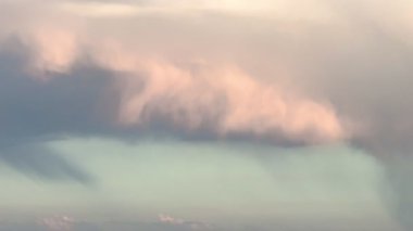 Yağmurlu bulutlar, şehrin üzerindeki bulutlar, bulutlarda yağmur, kötü hava. Yüksek kalite 4k