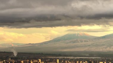Yağmur sırasında bulutlu havada Ararat Dağı, arka planda şehir olan dağların manzarası, Erivan şehrinin güzel manzarası. Yüksek 4k kalite