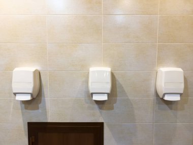 Banyoda beyaz seramik tuvalet, hiç kimse, ayrı tuvalet, tankın üstünde Avrupa sifonu, beyaz plastik tuvalet kenarı, umumi tuvalet. Yükseltilmiş kenar Yüksek kalite