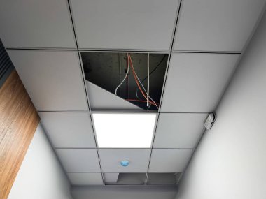 Yenileme dairesi. Elektrik tesisatı. Boş duvarlar. İnşaat, elektrik, güvenlik, elektrik tesisatının tamiri. Elektrik kablosu ayarı. Elektrikçi kabloları tamir ediyor. Yüksek