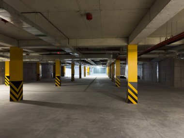 Arabasız büyük bir yer altı otoparkı. Modern yeraltı otoparkı. Yeni yerleşim bölgesindeki boş yeraltı otoparkı. Yüksek kalite
