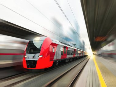 Modern tren hareket halinde ve bulanık, Rus tren yolları Moskova ve MCC. Moskova Merkez Çemberi, metro, yeraltı kırmızı güzel tren hareket halinde. Hiç kimse tren istasyonunu bulanıklaştırmadı. Yüksek kaliteli fotoğraf.