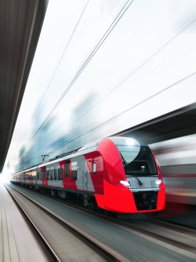 Modern tren hareket halinde ve bulanık, Rus tren yolları Moskova ve MCC. Moskova Merkez Çemberi, metro, yeraltı kırmızı güzel tren hareket halinde. Hiç kimse tren istasyonunu bulanıklaştırmadı. Yüksek kaliteli fotoğraf.