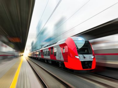 Modern tren hareket halinde ve bulanık, Rus tren yolları Moskova ve MCC. Moskova Merkez Çemberi, metro, yeraltı kırmızı güzel tren hareket halinde. Hiç kimse tren istasyonunu bulanıklaştırmadı. Yüksek kaliteli fotoğraf.