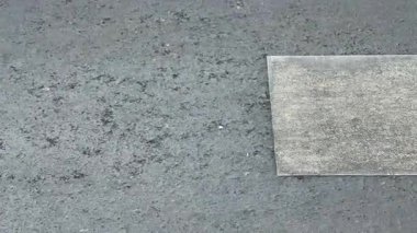 Yollar, yaya geçidi yakınında araba hareketleri, yolda tekerlekler, hızlı hareket eden araba. Yüksek kalite 4k