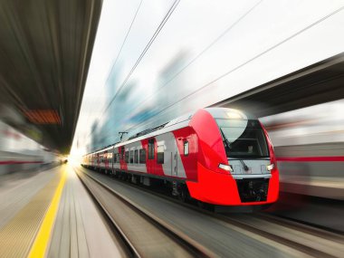Modern tren hareket halinde ve bulanık, Rus tren yolları Moskova ve MCC. Moskova Merkez Çemberi, metro, yeraltı kırmızı güzel tren hareket halinde. Hiç kimse tren istasyonunu bulanıklaştırmadı. Yüksek kaliteli fotoğraf.