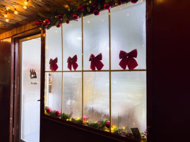 Noel 'de pencerede kırmızı pruva, sisli camlı Noel mağazası penceresi, yeni yılda büyük pencereler. Mutlu Noeller ve mutlu yıllar. Noel arkaplanı. Yüksek kalite