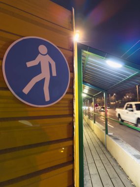 İnşaat halindeki bir binanın yakınındaki yaya geçidi, yayalar için güvenli geçiş, mavi yaya geçidi işareti, inşaat ve güvenlik. Yüksek kalite