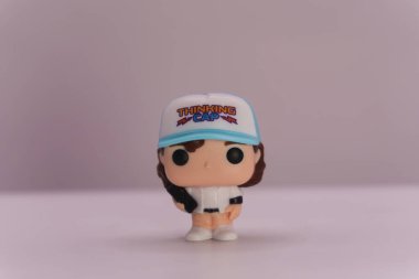 Erivan, Ermenistan - 12.24.2025: Yabancı Şeyler dizisinden oyuncaklar, Anaokulundan plastik oyuncaklar. Ünlü TV dizileri ve onlara dayalı ürün yerleştirmeleri, çocuk oyuncakları. Yüksek kalite