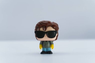 Erivan, Ermenistan - 12.24.2025: Yabancı Şeyler dizisinden oyuncaklar, Anaokulundan plastik oyuncaklar. Ünlü TV dizileri ve onlara dayalı ürün yerleştirmeleri, çocuk oyuncakları. Yüksek kalite