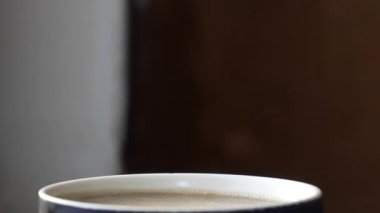 Sabah kahvaltısı için sıcak kahve, mavi bardaktaki kahveden buhar süt ve buharlı sıcak çay, sabah kahvaltısı, sağlıklı beslenme. Yüksek kalite 4k