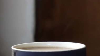 Sabah kahvaltısı için sıcak kahve, mavi bardaktaki kahveden buhar süt ve buharlı sıcak çay, sabah kahvaltısı, sağlıklı beslenme. Yüksek kalite 4k