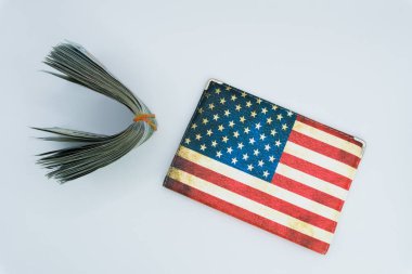 Nakit parayla Amerika Birleşik Devletleri pasaportu. Amerikan pasaportu, Amerikan pasaportu dolar banknotları, vatandaşlık, uyruk, seyahat belgeleri, ücretler, para birimi, ABD. Yüksek kalite fotoğraf