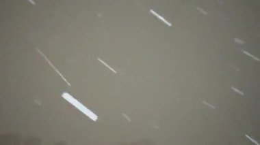 Şehirde kar yağışı, yılın ilk karı, gökyüzünden düşen kar taneleri, kış havası, yeni yıl ve Noel, beyaz kar parçacıkları, kar fırtınası. Yüksek kalite