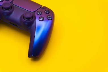 Sarı arka plandaki konsollar için bir oyun sahası, kumar bağımlılığı, gençler için oyun yasağı, ebeveynler için oyun kontrolleri, pankartlar ve reklamlar için. Yüksek kalite