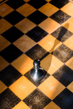 Tahtadaki satranç taşları, beyaz taşların arasında siyah bir piyon, farklı ve özel, önce siyah hamleler, kazanan oyun, satranç turnuvası, dünya satranç şampiyonluğu. Yüksek kalite