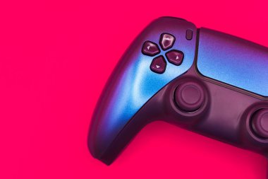 Pembe arka plandaki konsollar için bir oyun sahası, kumar bağımlılığı, gençler için oyun yasağı, ebeveynler için oyun kontrolleri, pankartlar ve reklamlar için. Yüksek kalite