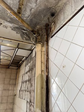 Dairedeki paslı borular, evdeki hasarlı tesisat sistemi, su ve tesisat. Yüksek kalite