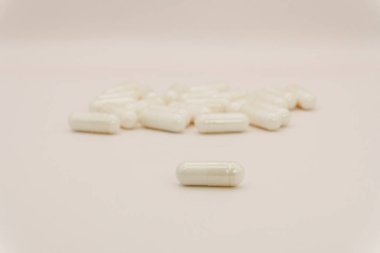 Beyaz arka planda gölgeli beyaz haplar baş ağrısı, soğuk algınlığı için tabletler fotokopi için beyaz haplar. Yüksek kalite