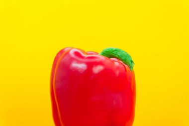 Sarı arka planda kırmızı biber, meyve ve sebzelerden sağlıklı yiyecekler, sağlık hizmetleri, meyve diyeti, vejetaryen ve sebzeler. tatlı biber yüksek kalite