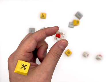 Kırmızı anahtarlar, klavye tamiri, bozuk tuşlar, mekanik klavye, kırmızı tuşlar, IT, klavye işi, reklam için, beyaz arkaplan, kopyalama alanı. Yüksek kalite