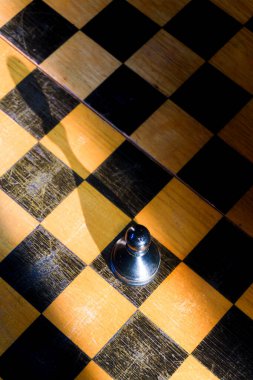 Tahtadaki satranç taşları, beyaz taşların arasında siyah bir piyon, farklı ve özel, önce siyah hamleler, kazanan oyun, satranç turnuvası, dünya satranç şampiyonluğu. Yüksek kalite