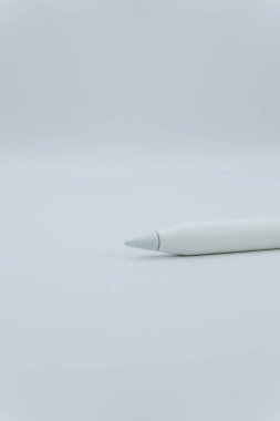 Beyaz arka planda beyaz bir elektronik kalem tablet ve telefon için elektronik kalem. Modern teknoloji. Uzayı kopyala Yüksek kalite
