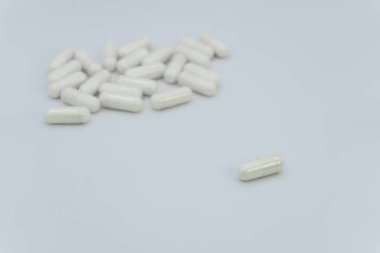 Beyaz arka planda gölgeli beyaz haplar baş ağrısı, soğuk algınlığı için tabletler fotokopi için beyaz haplar. Yüksek kalite