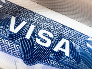 ABD vizesi, pasaport vizesi, ABD vizesi ücreti, ABD turu, havaalanı, gümrük, kontrol noktası, kaçak göçmenler, kapalı sınırlar, vatandaşlık H-1B vizesi. Makro fotoğraf. Yüksek kalite fotoğraf