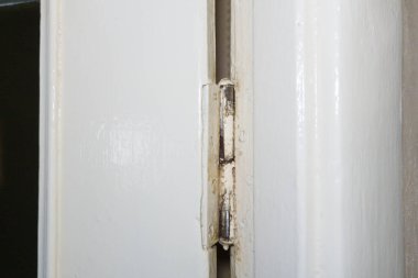 Eski kapı, bir apartmanın ahşap kapısına dayanır, menteşe tamiri. Yüksek kalite