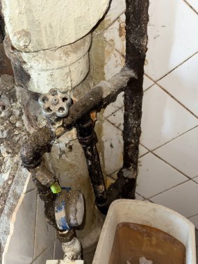 Eski gümüş kapakçık paslı boru, evde su, dairedeki kırık vana paslı borular, evdeki hasarlı tesisat sistemi, su ve tesisat sistemi. Yüksek kalite