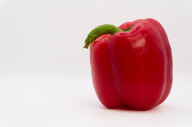 Beyaz arka planda kırmızı dolmalık biber, meyve ve sebzelerden sağlıklı yiyecekler, sağlık hizmetleri, meyve diyeti, vejetaryen ve sebzeler tatlı biber. Yüksek kalite