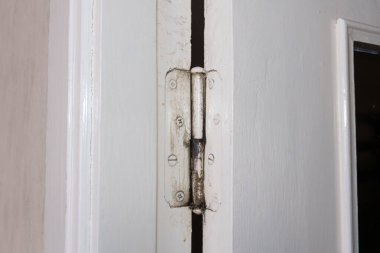 Eski kapı, bir apartmanın ahşap kapısına dayanır, menteşe tamiri. Yüksek kalite