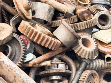 Paslı metal dişliler, yaylar ve mekanik yedek parçalar yığını. Endüstriyel metal arka plan. Dairesel Ekonomi. Geri dönüşüm için eski paslı vites çöplüğü. Yüksek kalite