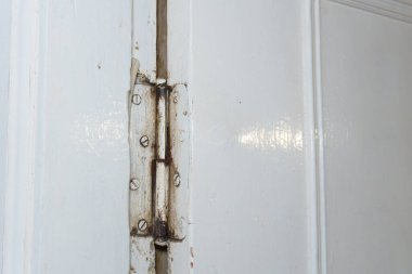 Eski kapı, bir apartmanın ahşap kapısına dayanır, menteşe tamiri. Yüksek kalite