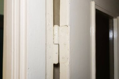 Eski kapı, bir apartmanın ahşap kapısına dayanır, menteşe tamiri. Yüksek kalite