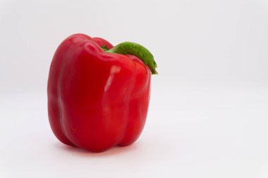 Beyaz arka planda kırmızı dolmalık biber, meyve ve sebzelerden sağlıklı yiyecekler, sağlık hizmetleri, meyve diyeti, vejetaryen ve sebzeler tatlı biber. Yüksek kalite